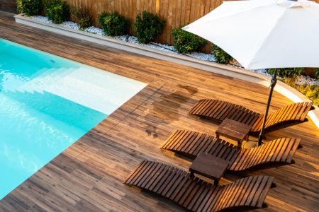 Aménagement abord piscine hors sol pour un espace convivial