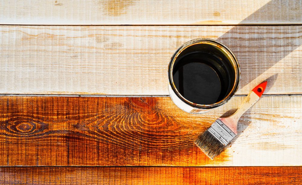 Techniques efficaces pour décaper la peinture sur bois sans l'endommager