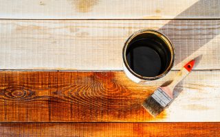 Techniques efficaces pour décaper la peinture sur bois sans l'endommager