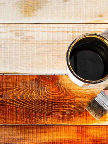 Techniques efficaces pour décaper la peinture sur bois sans l'endommager