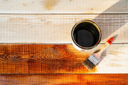 Techniques efficaces pour décaper la peinture sur bois sans l'endommager