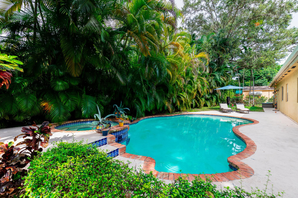 Aménagement abord piscine pour un espace convivial