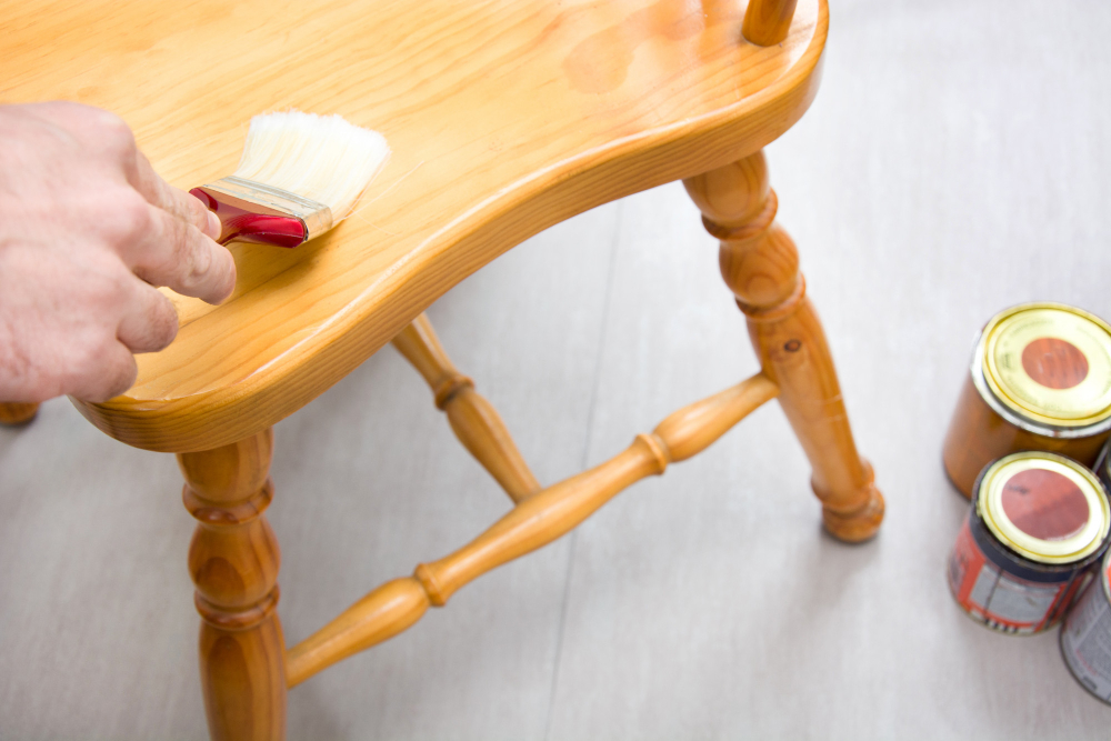 Astuces pour repeindre un meuble en bois facilement et efficacement
