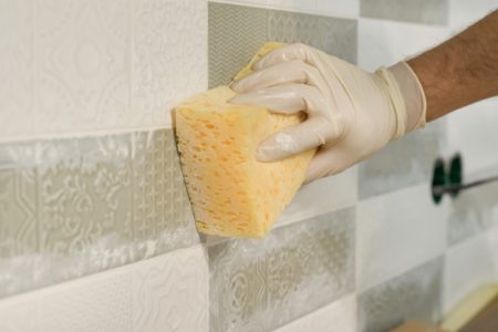 nettoyer efficacement un joint de carrelage noirci sans abîmer le carrelage