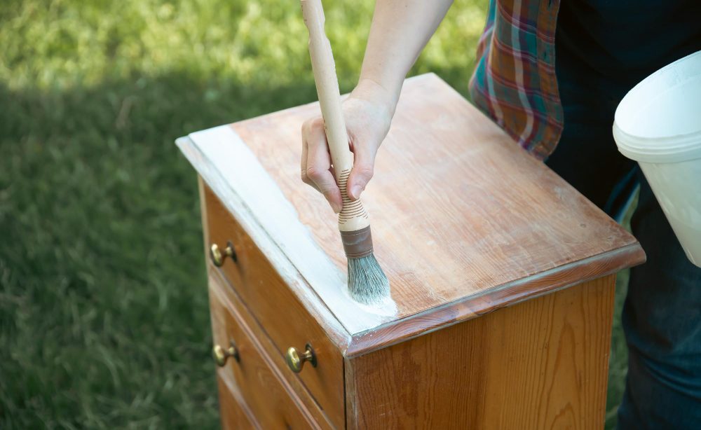 repeindre un meuble en bois facilement et efficacement