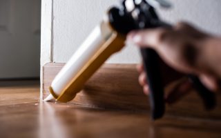 Comment poser une baguette de finition parquet