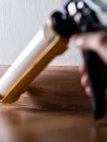 Comment poser une baguette de finition parquet