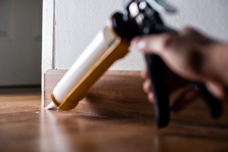 Comment poser une baguette de finition parquet