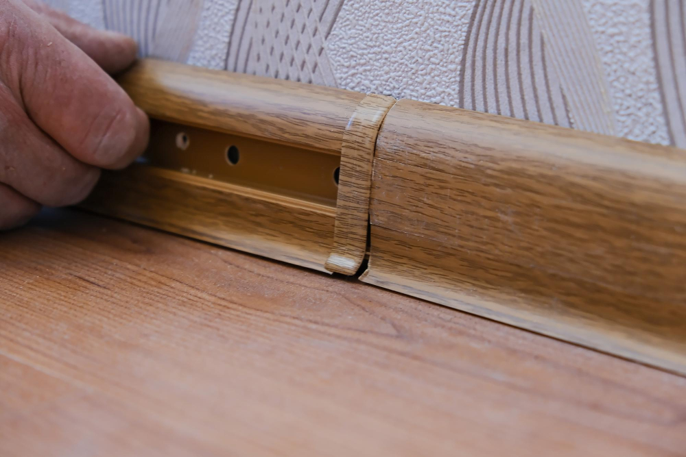Poser une baguette de finition parquet